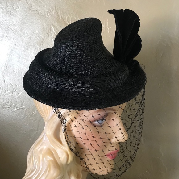 INTRIGUING 1930s' BLACK TILT STRAW HAT WITH VELOUR TRIM, PEARL JEWEL & VEIL